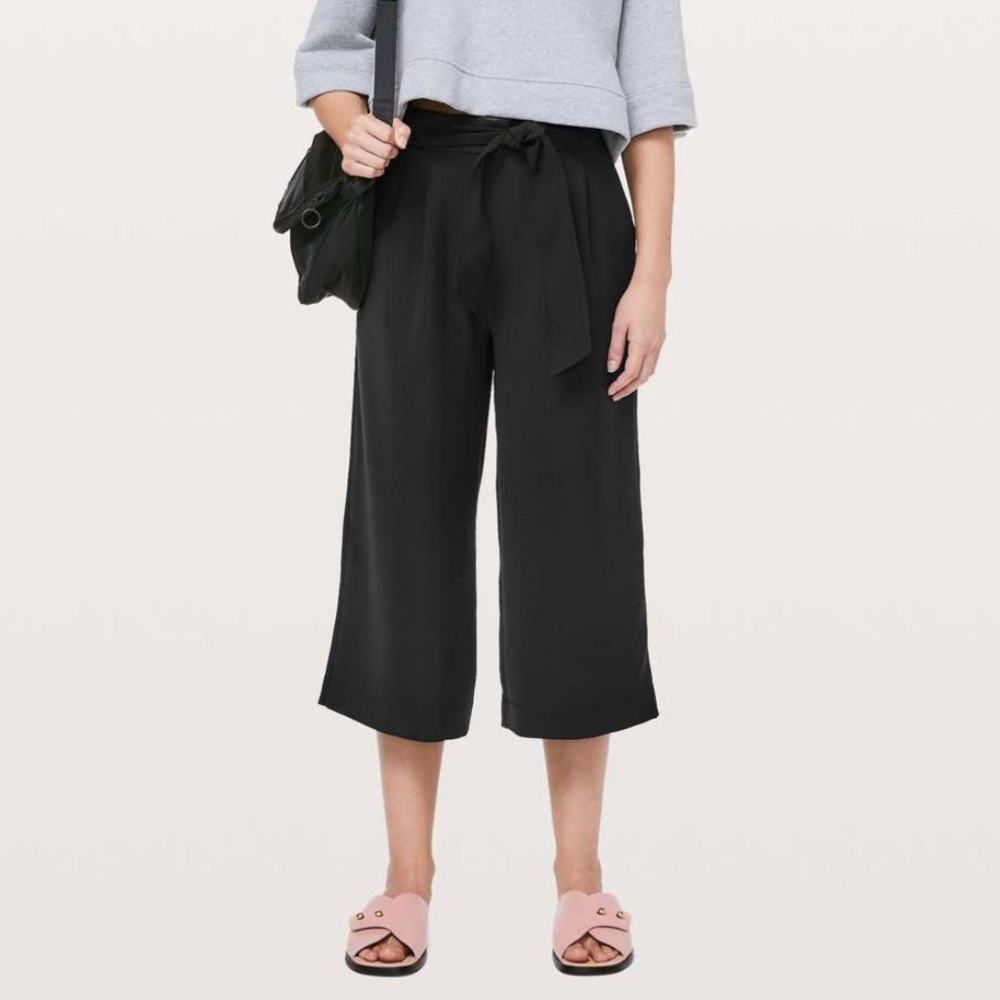 Lululemon Noir Crop size 6 black